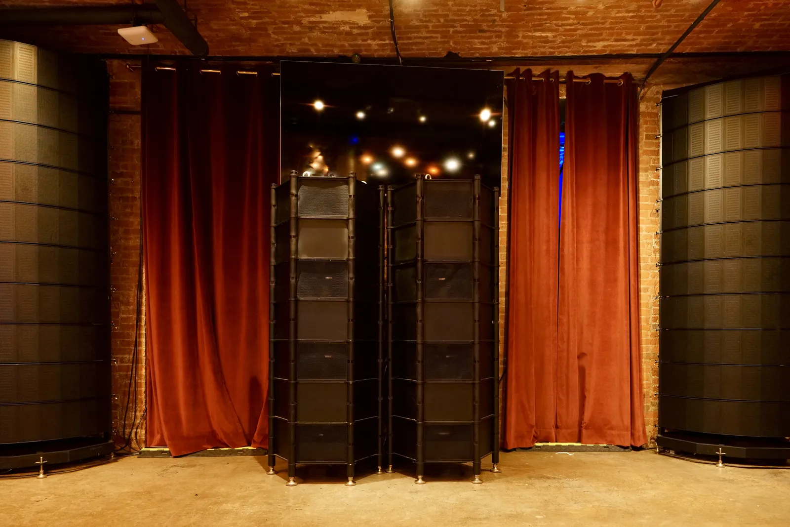 HYDRA columns and HALA arrays on stage